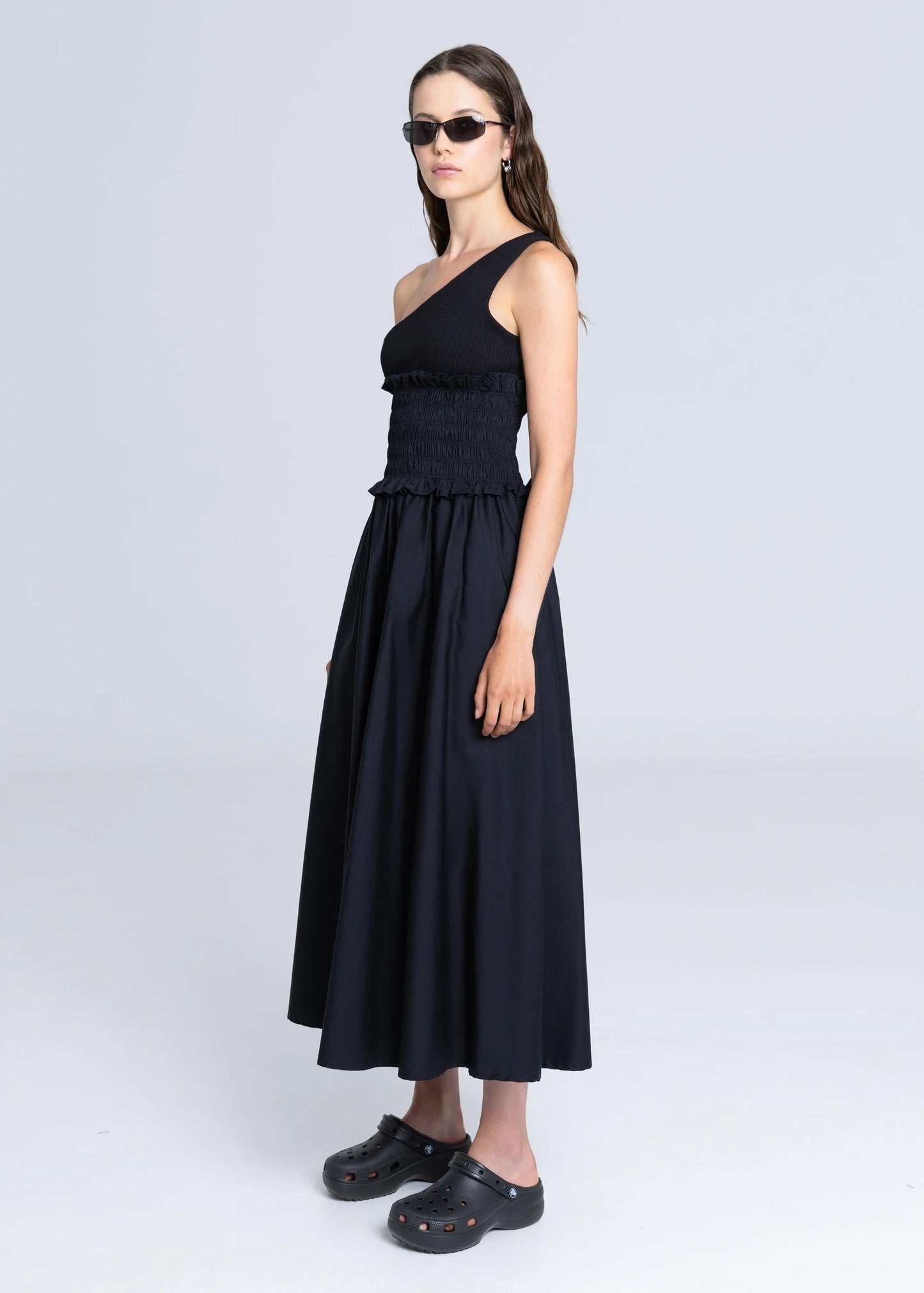 esthé contrast shirred one shoulder midi dress